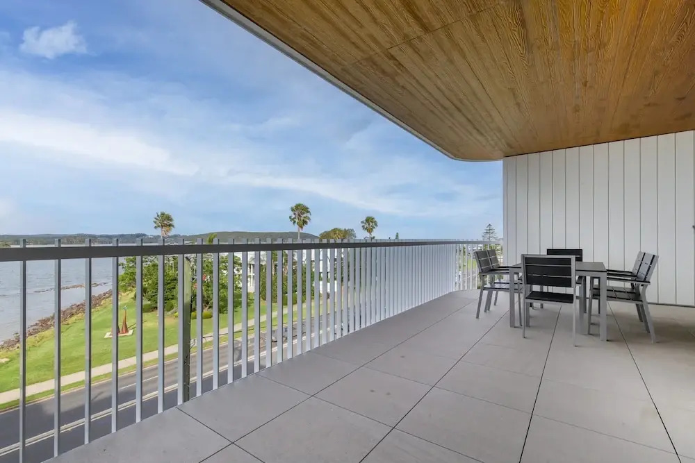 Elegantly Spacious 3-bed Unit Overlooking the Bay