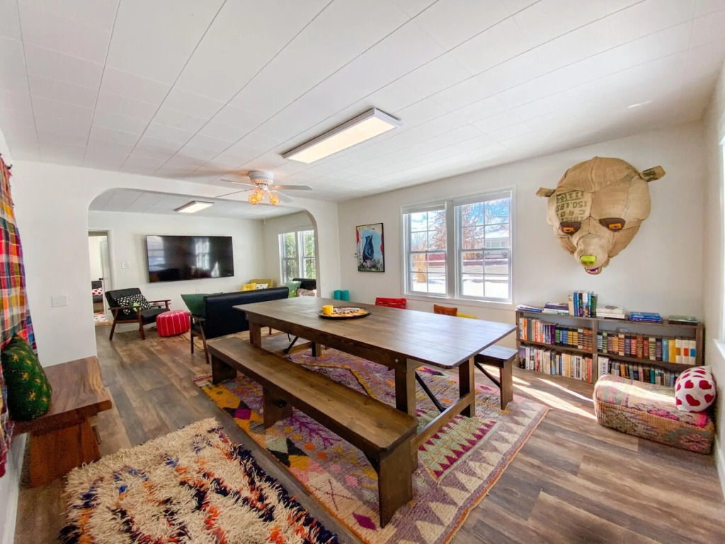 Colorful BIG Bear Home 5br 2ba-Epic Art!