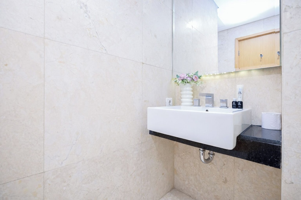 White Tone 2Br With City View At Capitol Suites Apartment