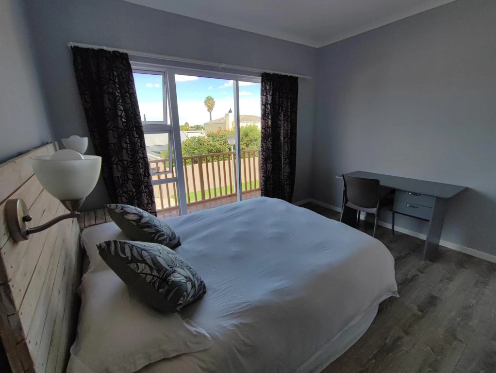 Lovely 2 Bedroom Condo with Balcony And a View!