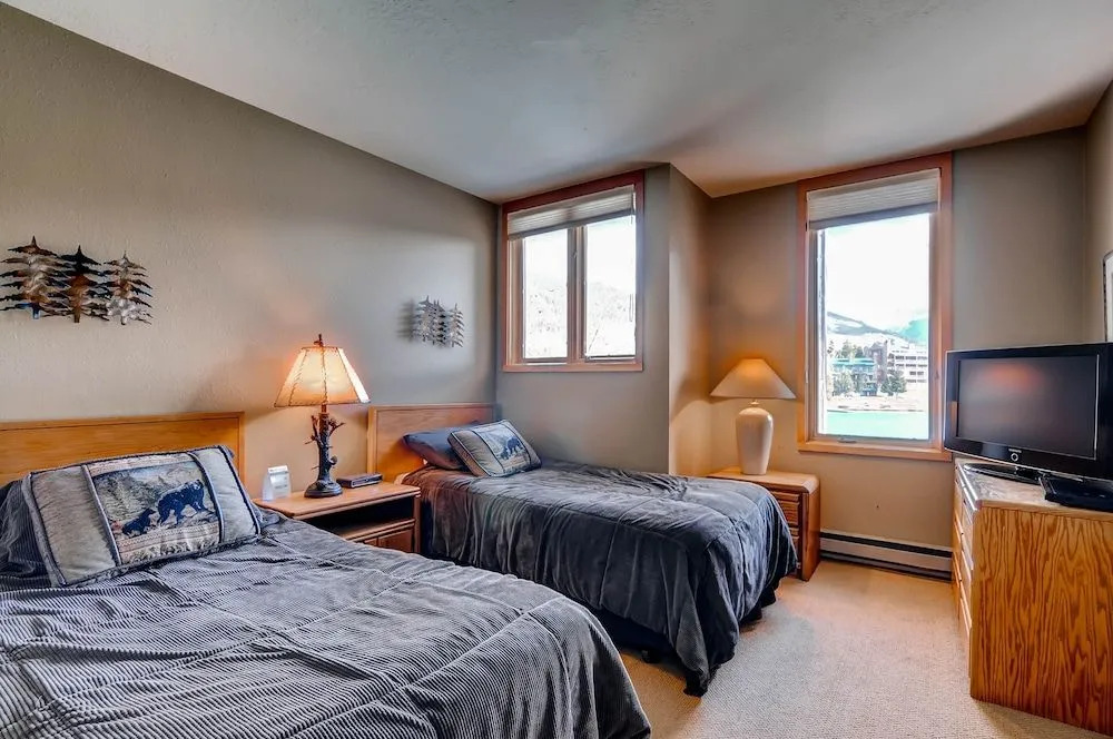 3bdr Condo-master Fireplace, Upgraded Kitchen, Kids Ski Free 3 Bedroom Condo by RedAwning