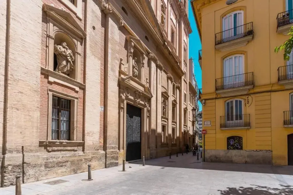 Balmes Flat, 2BDR - central market and city hall