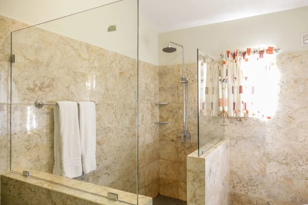 Villa with 4 Master Bedrooms w En-suite Bathrooms