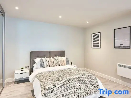 Studios in Central Bracknell, 30mins from London