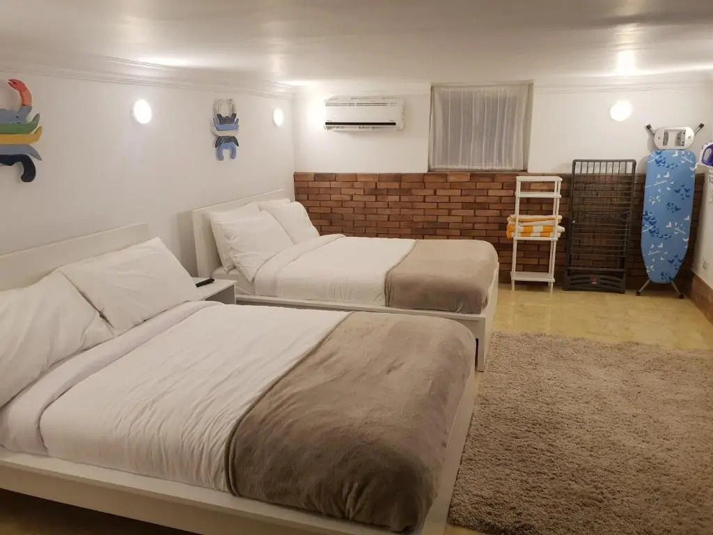 One Bedroom Chalet on old sheraton rd ground floor with garden and sea view