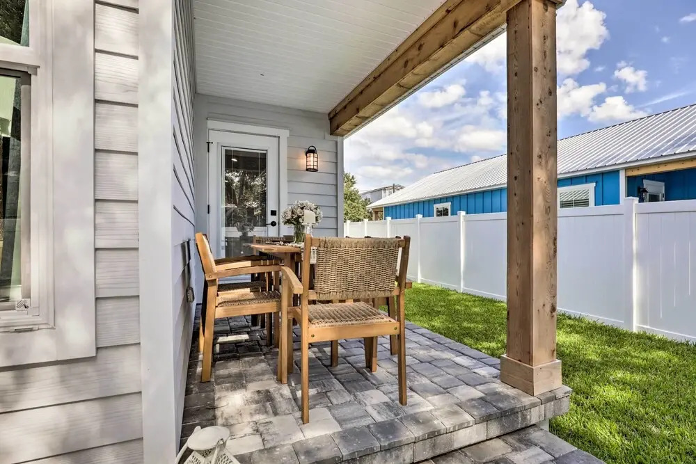 Charming Florida Retreat < Half Mile to Beach!
