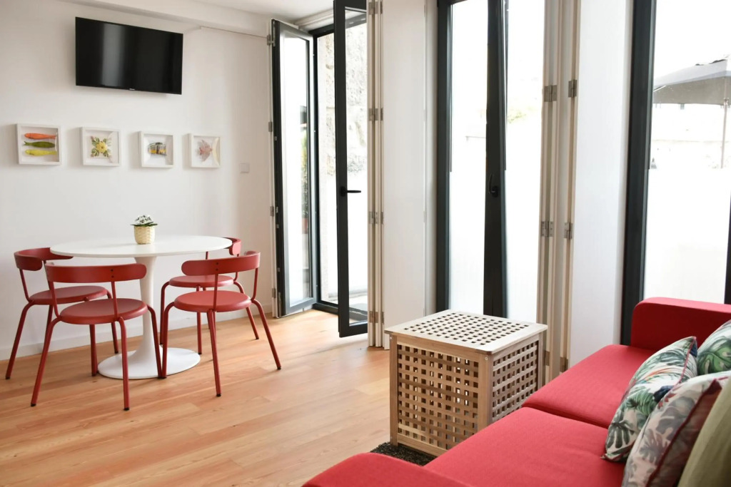 NEW!Central w/ sunny terrace - 9 min walk Trindade