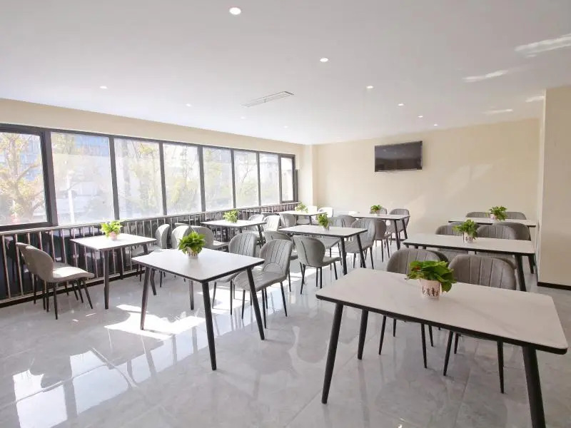 GreenTree Inn Express Zhangjiagang Hexing Town Shazhou Professional Institue of Technology