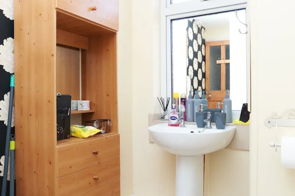 2 Bedroom House - Sleeps 4 - Free Parking, Wifi