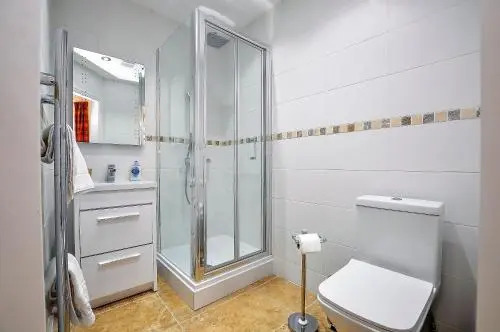 Apartment 5 the Keyes- Bright & Spacious Apartment with Free Parking