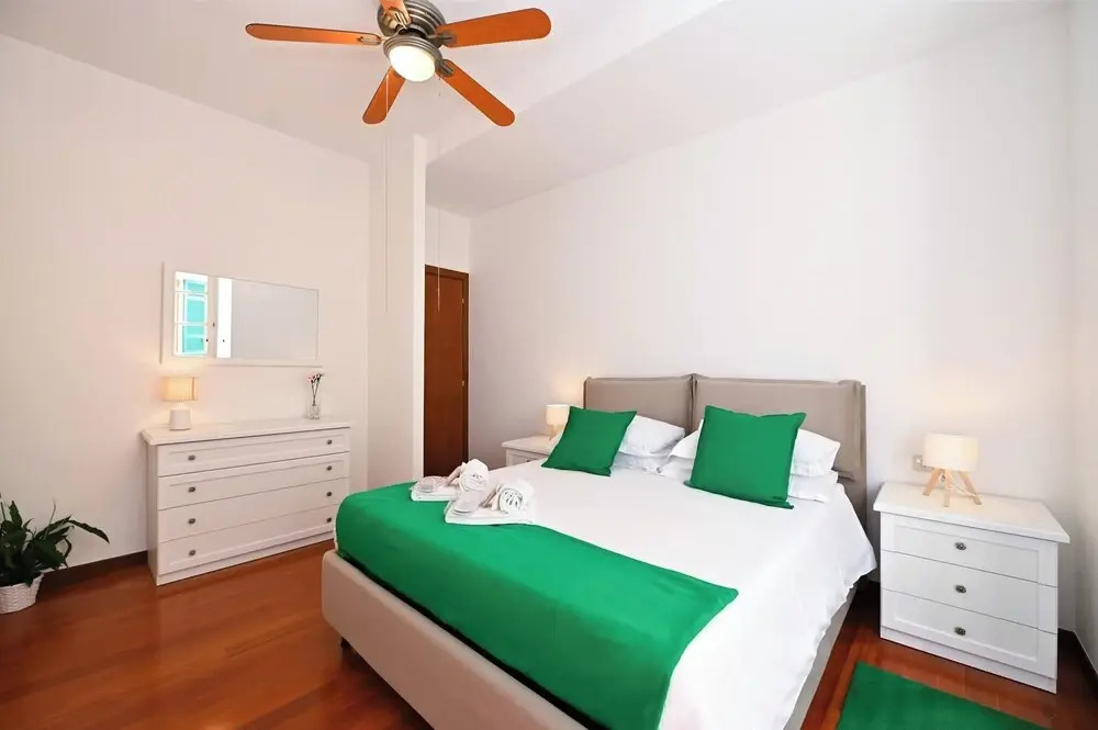 Central Lake View Apartment Crespi in Como