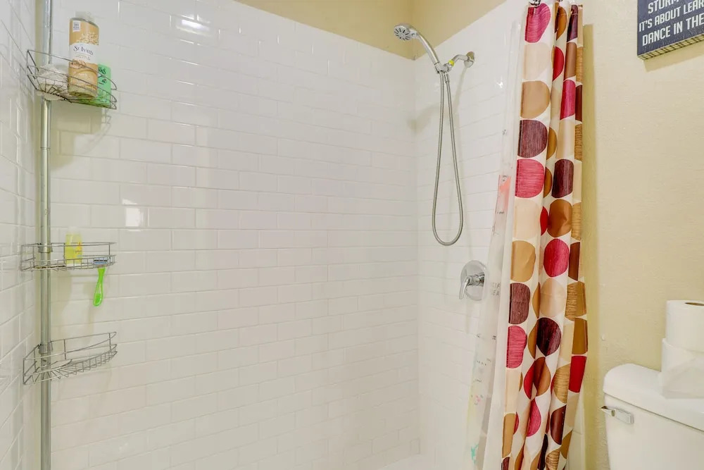 Austin Condo w/ Pool Access: 5 Mi to Downtown!