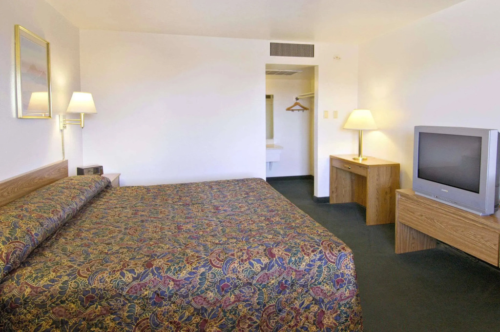 Super 8 By Wyndham Vernon
