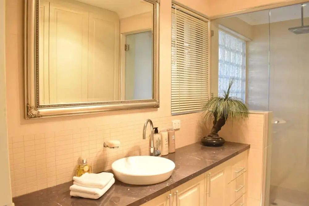 Bright 2 Bedroom Apartment In A Great Location