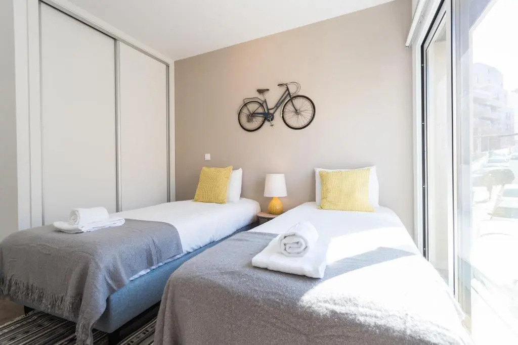 Alfama Lounge Three-Bedroom Apartment w/ River View and Parking - by L