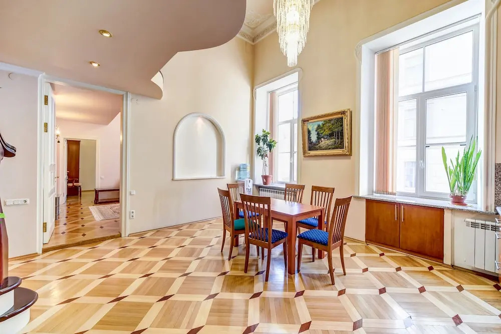 Home4day Spacious Apartment by the Hermitage
