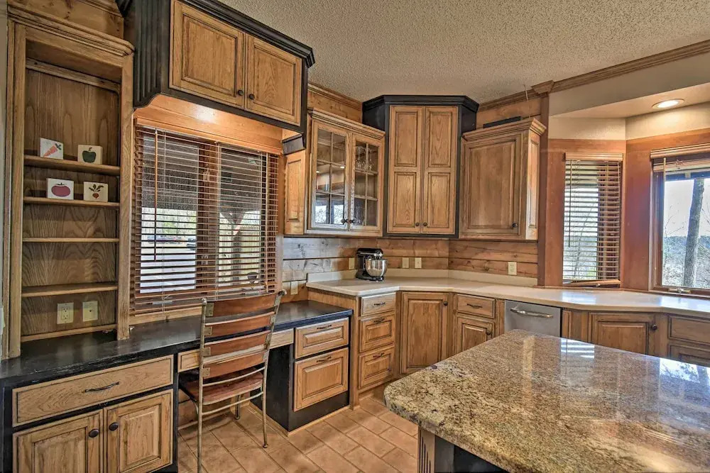 Hot Tub, Grill: Hilltop Log Cabin in Hot Springs!
