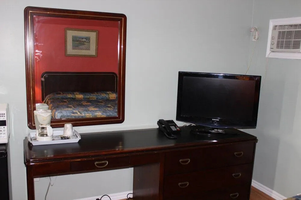 Colonial Motel