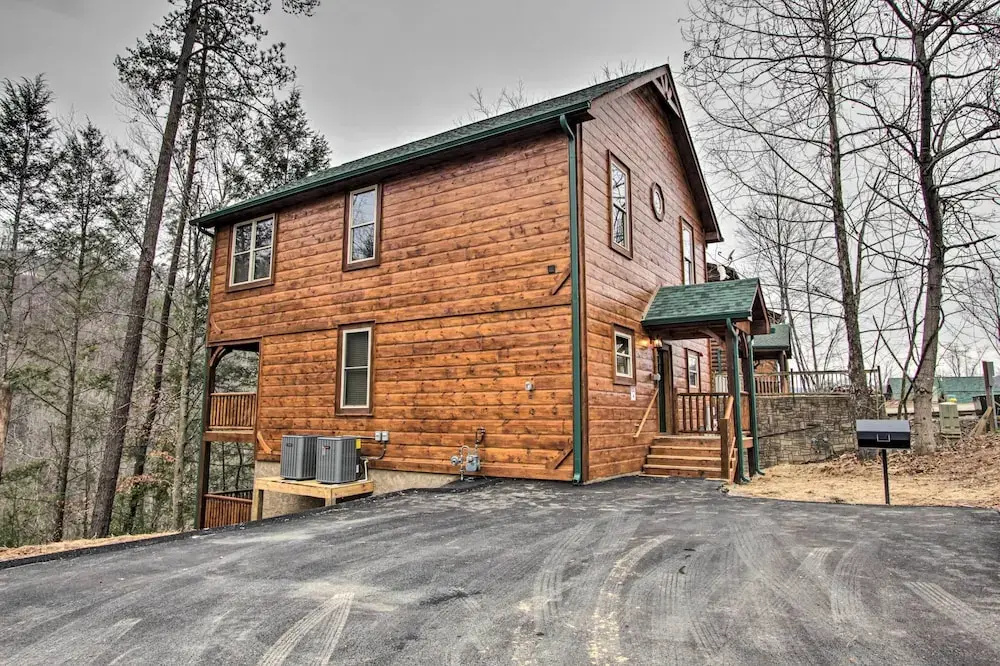 Luxe Cabin w/ Home Theater < 2 Miles to Gatlinburg