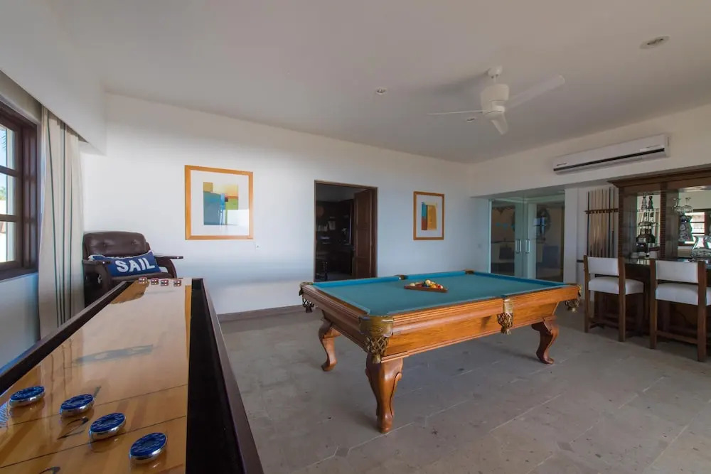 Outstanding Beachfront for up to 15 People: Villa Delfines