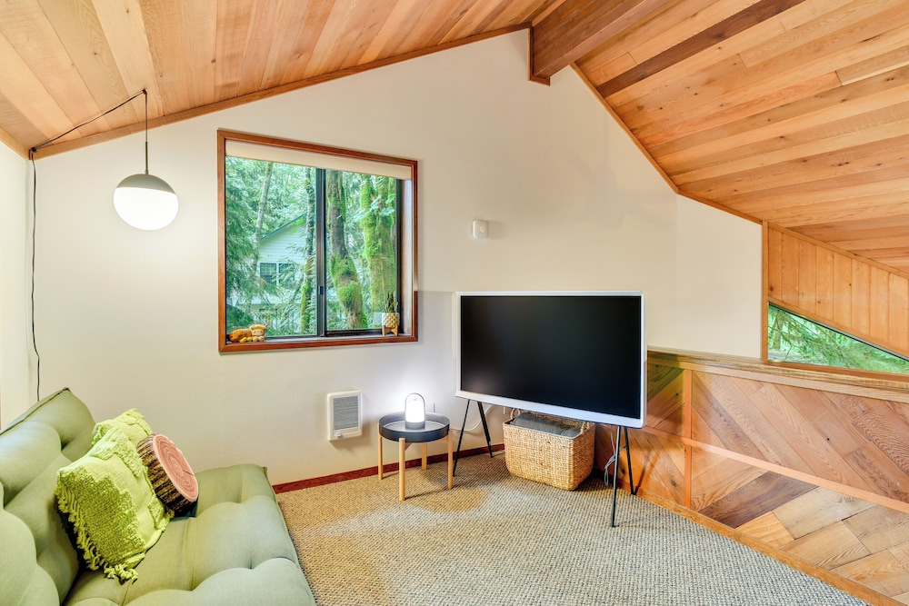 Rhododendron Creekside Cabin w/ Hot Tub & Fire Pit