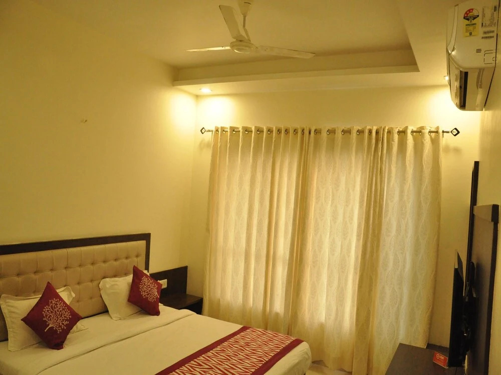 OYO 2647 Hotel Sai Shubham