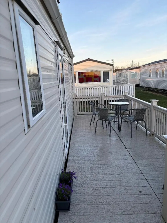 Caravan Sleeps 8 With Parking and Patio