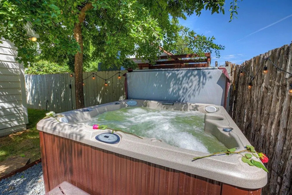 Luxury Home Near Main With Hot tub