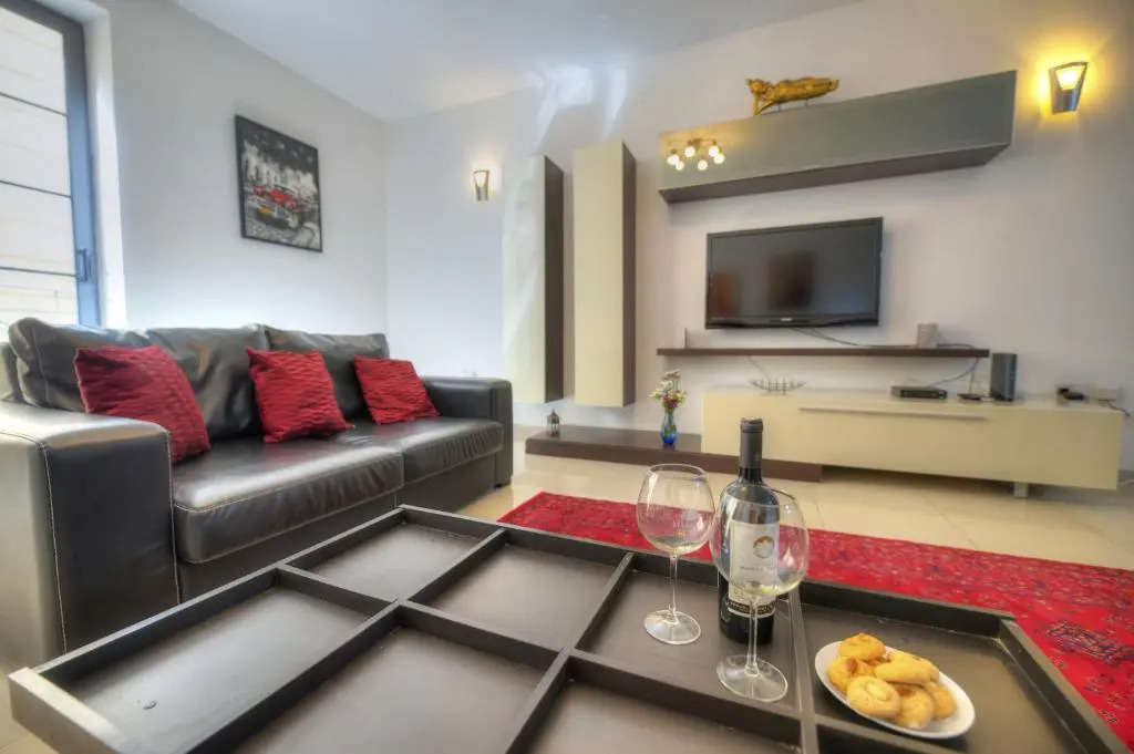 Large 3 bedrooms steps away from Balluta Bay BCAM2-1