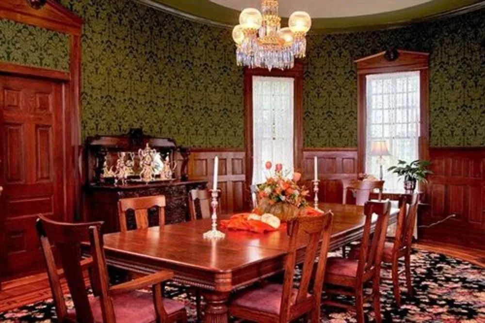 Corinthian Bed  Breakfast