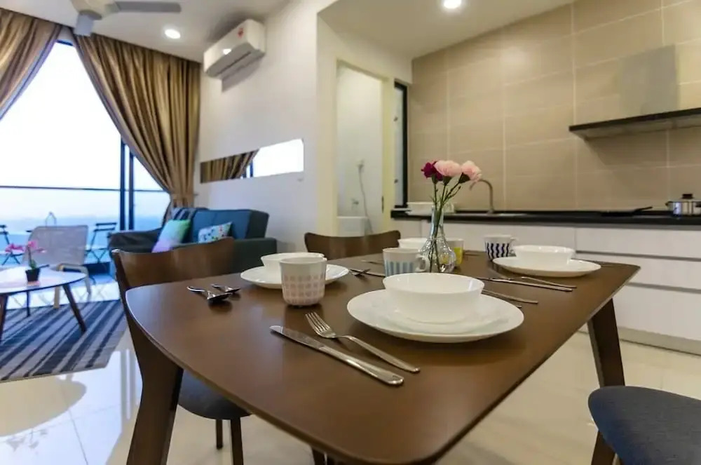 3BR D'pristine Suite Near Legoland, Stunning Views