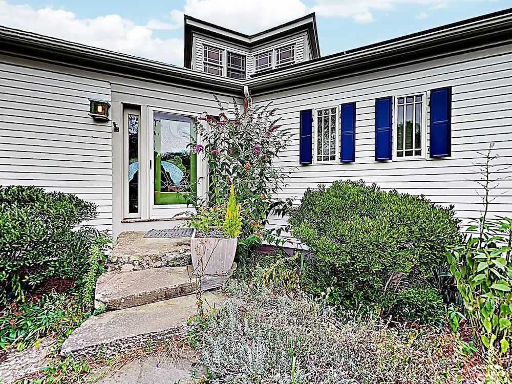 Iconic West End Home 2 Bedrooms 2 Bathrooms Home