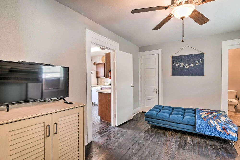 Cozy Galveston Apartment - Walk to Beach & Dining