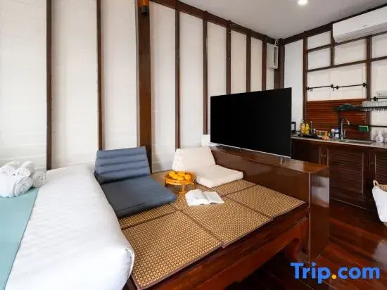 Sleeps 4 | Beachfront Colonial Villa in Hua Hin | Pool | BBQ