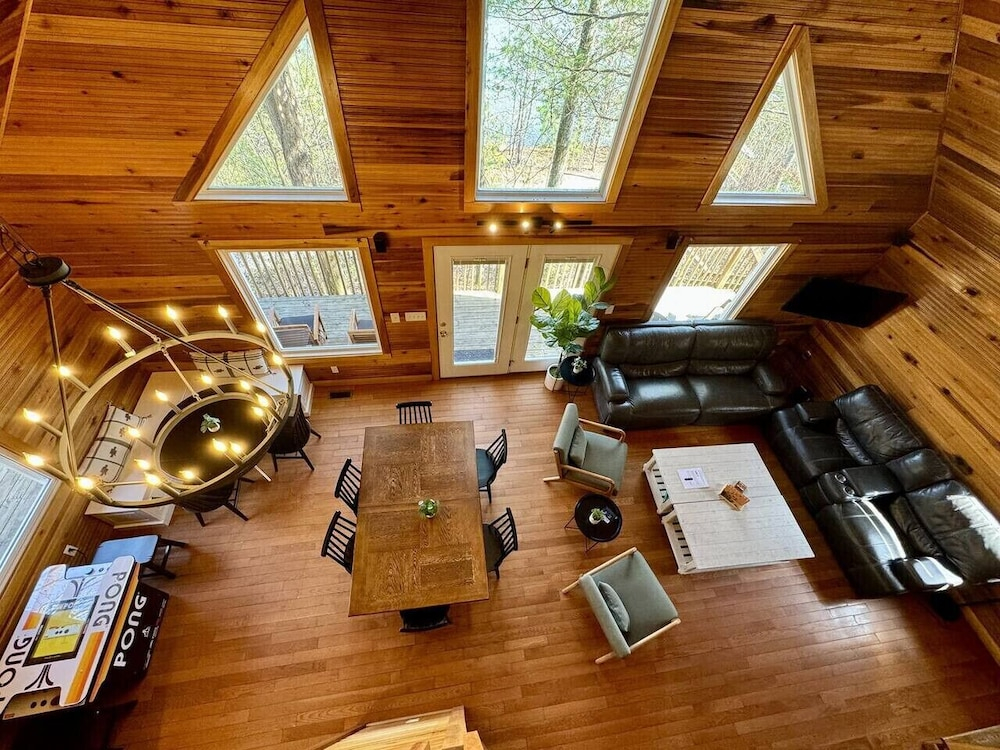 14 Guest, 7 Bed, 4 BR, Lakefront Cabin w/ Hot Tub