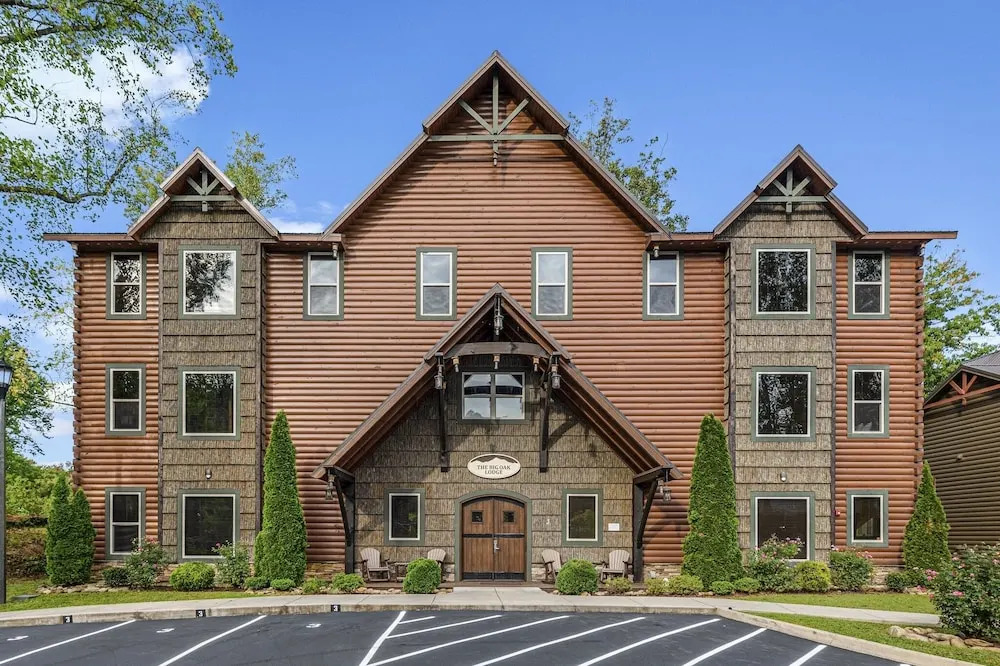 The Big Oak Lodge 16 Bedroom Home by Redawning