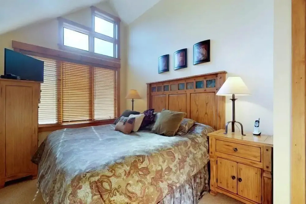 2 Bedroom Colorado Vacation Rental situated in River Run Village Steps from the Summit Express Gondola