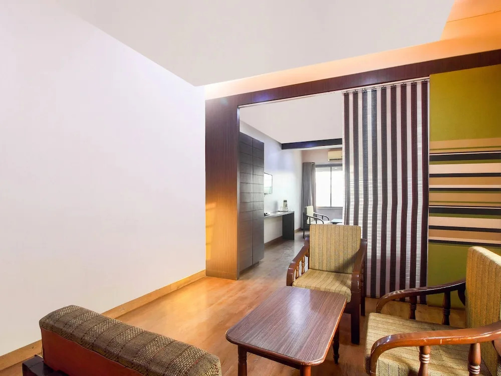 OYO 13647 Hotel Kohinoor Plaza