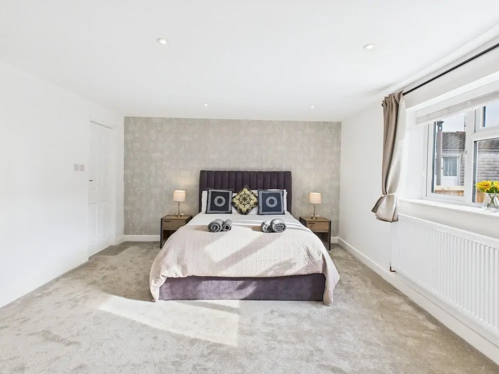 Room-modern Guest Room in West Midlands