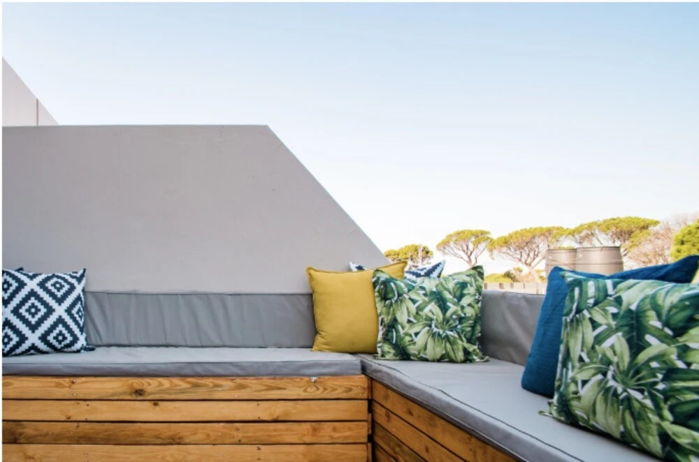 Newly Renovated Top Floor Studio Apartment In Gardens