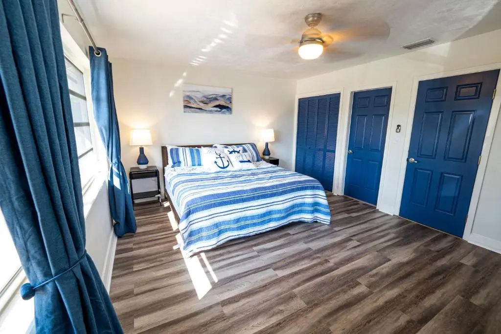 Newly Renovated 3br2ba Duplex with private Dock