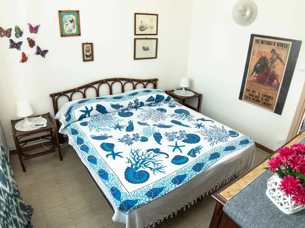 Seafront Apartment in Villa with Swimming Pool and Parking
