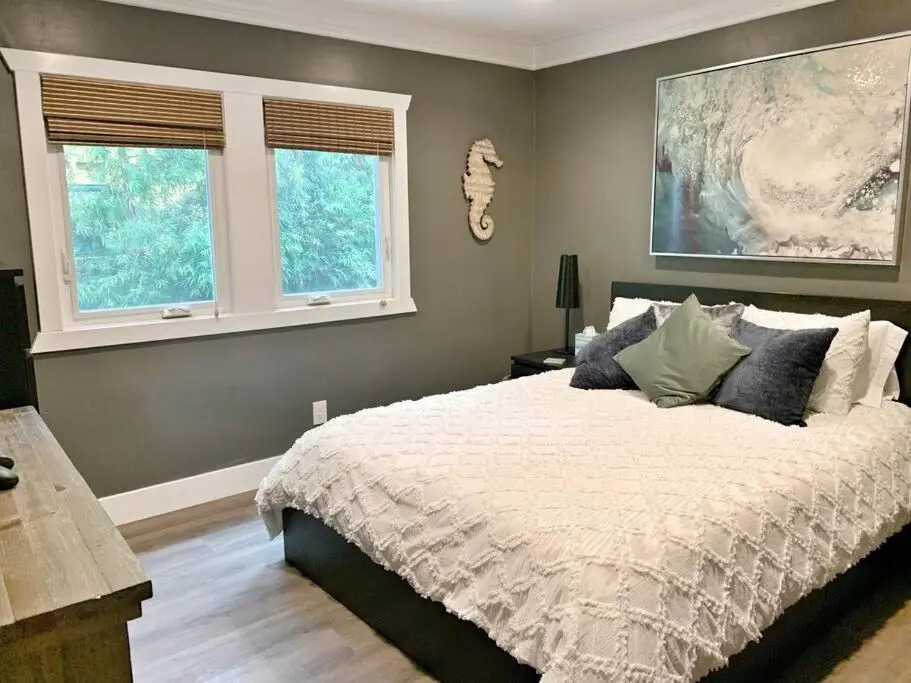 Cute Home 7 Blocks To Beach . Xbox . Bikes . Pets