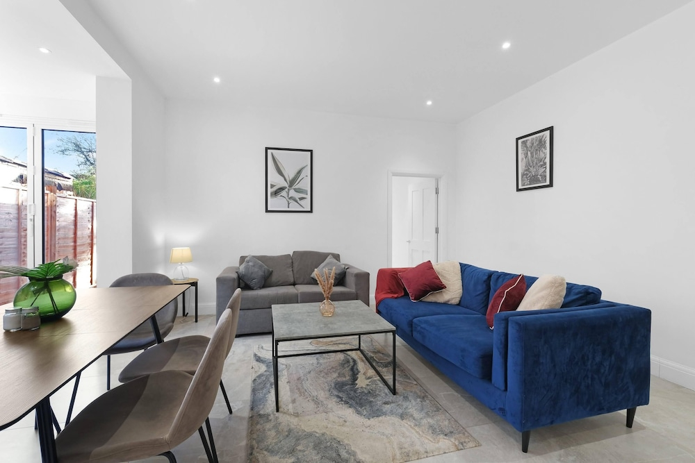 Modern 4 Bedroom Apartment in London with Parking + Garden