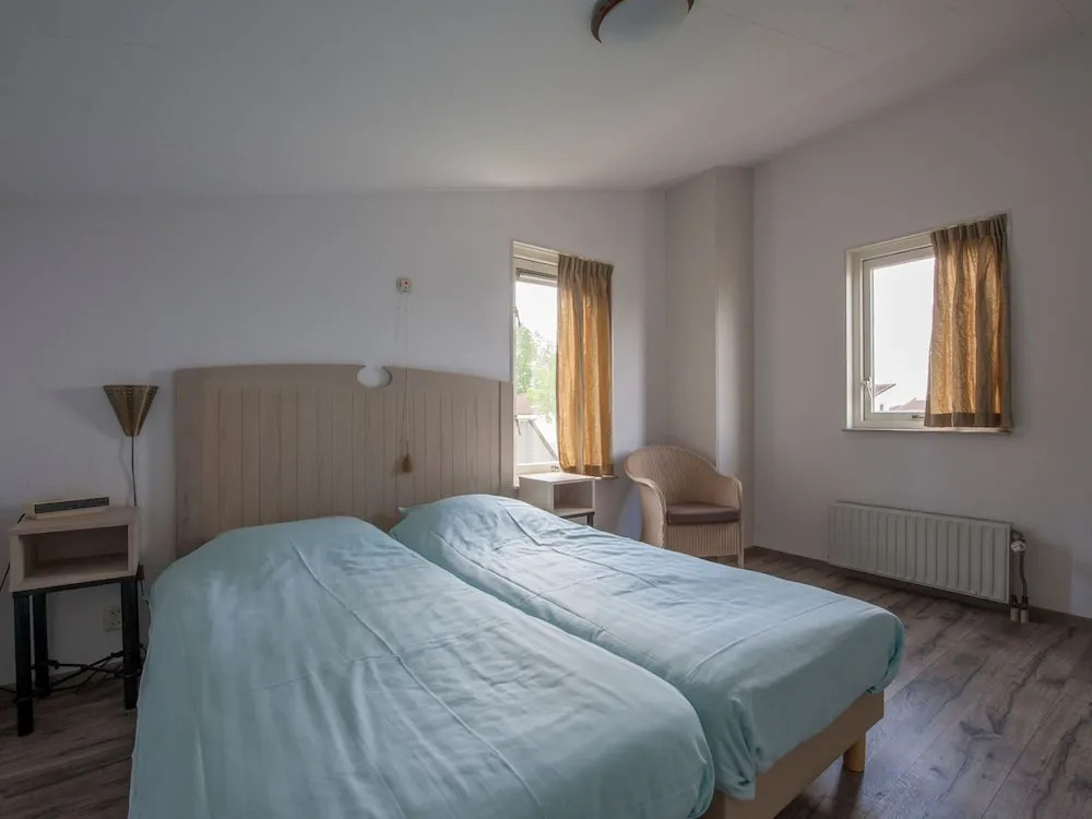Detached villa with fireplace, beach within walking distance