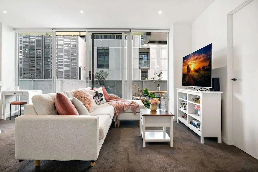 Bright 2-bed Home With Secure Parking