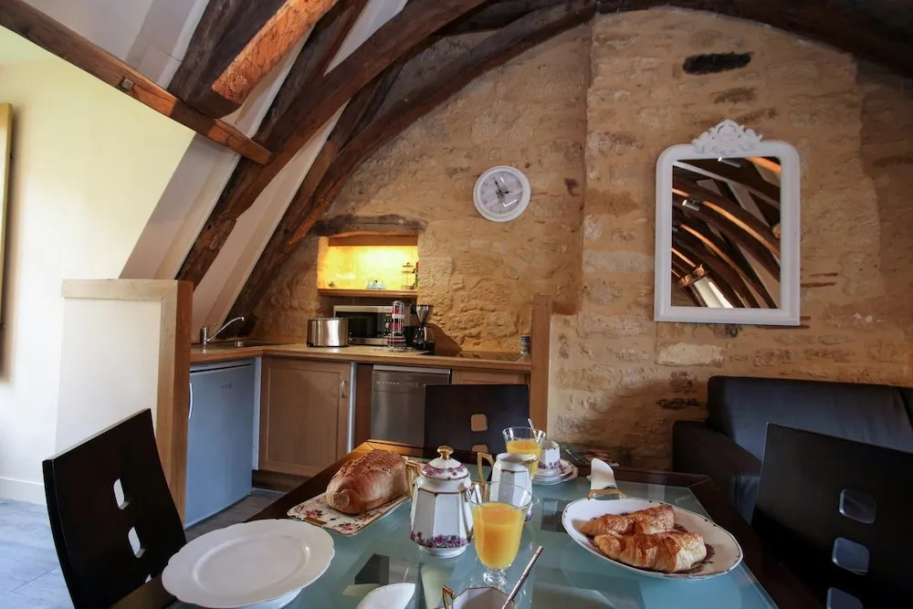 Le Grenier du Chapitre son loft avec les poutres et lappartement une chambre sans les poutres