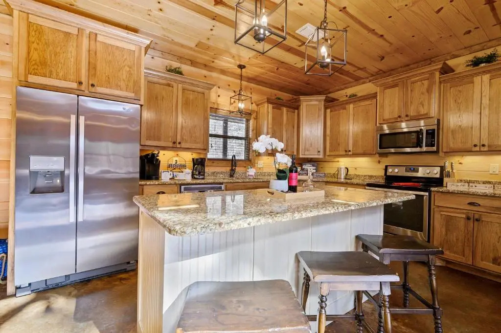 Blossom Belle Lodge Luxury cabin 4 Bedroom, 3.5 Bath sleeps 11