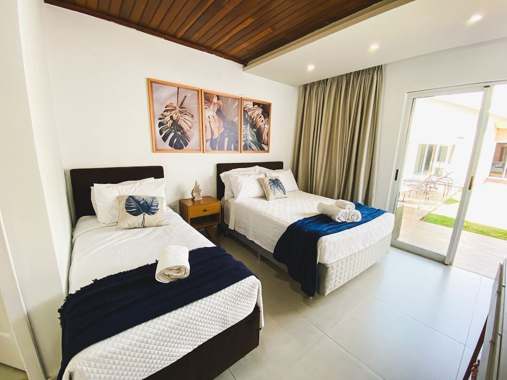 Casa com piscina 5 suites 1 quarto e AC