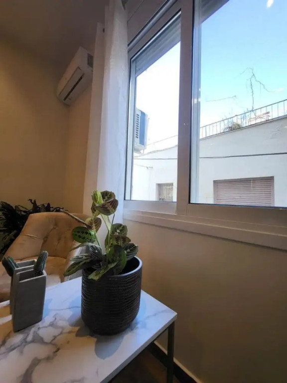 2 bd Renovated Flat at Acropolis